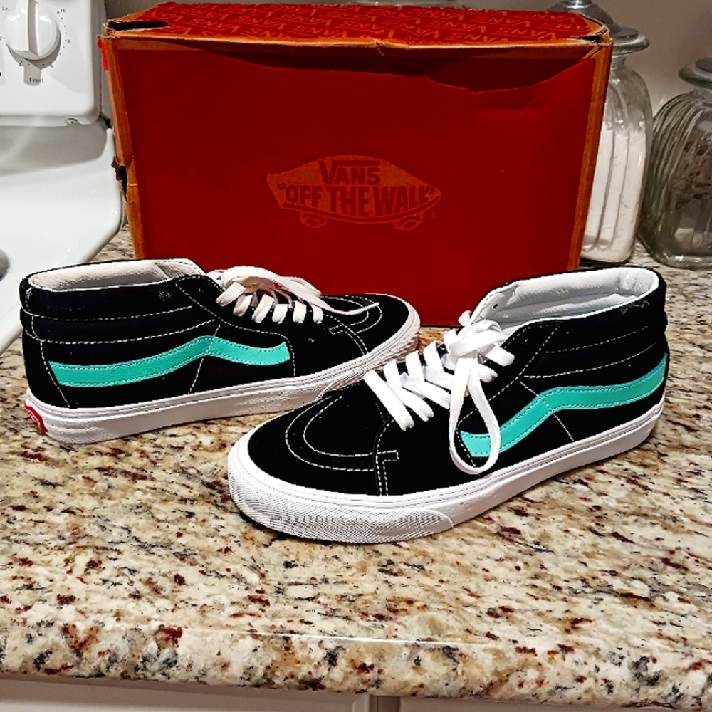 NWOT Vans unisex shoes Men's size 9..women's size 10.5.
